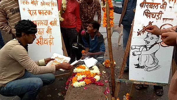 Mona sardar dudi painting in bikaner against Kotgate Railway Gate Mona sardar dudi painting in bikaner against Kotgate Railway Gate