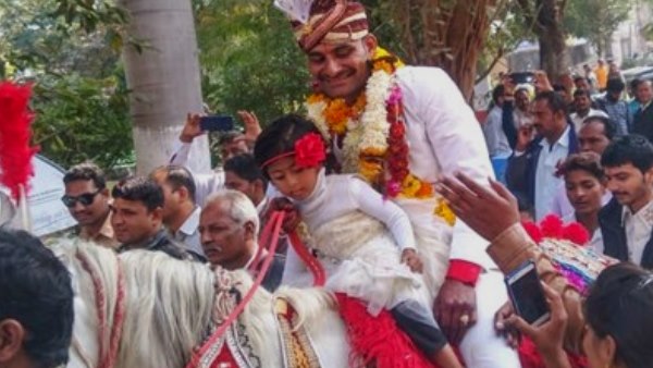 सास ने बहूं को भेंट की साड़ी