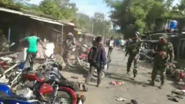 असम के कई हिस्सों में सेना ने फ्लैग मार्च निकाला