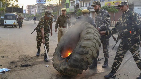 त्रिपुरा में भी प्रदर्शनकारियों ने सड़क पर मार्च निकाला