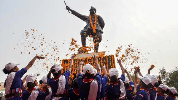 नेताजी से मिलती थी गुमनामी बाबा की आवाज
