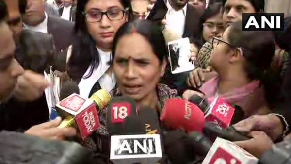 निर्भया के माता-पिता को न्याय का इंतजार