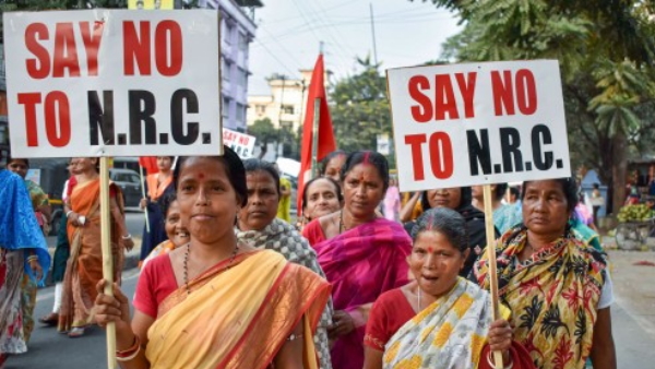छात्रों ने राज्यपाल को दिखाए काले झंडे