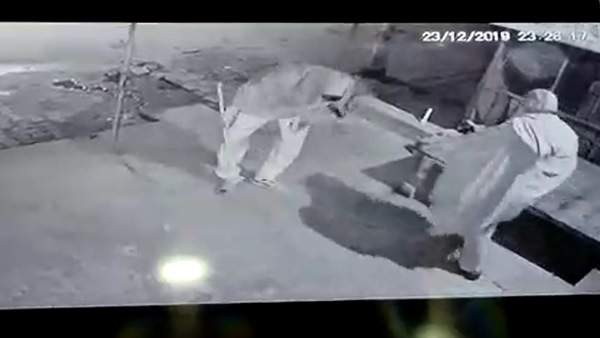 policeman theft onion from shop caught on cctv camera policeman theft onion from shop caught on cctv camera