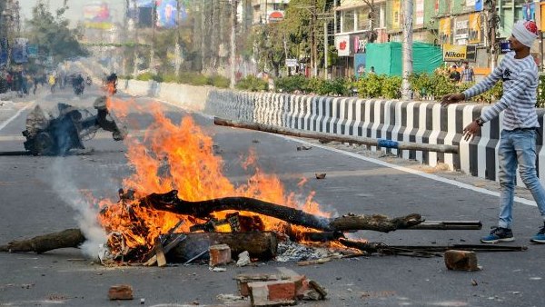 मुख्यमंत्री और गवर्नर ने राज्य में शांति बनाने की अपील की