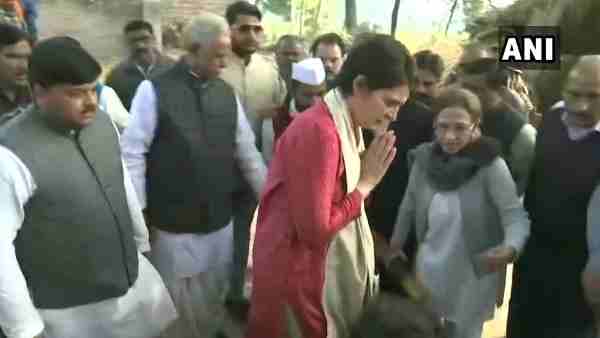 रेप पीड़िता के परिवार से प्रियंका गांधी ने की मुलाकात