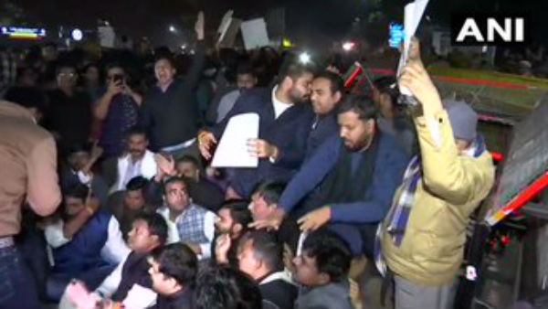 Jamia Millia Islamia Protest: All detained students have been released from Kalkaji and New Friends Colony, Students Protest Over After 6 Hours at PHQ. Jamia Millia Islamia Protest: All detained students have been released from Kalkaji and New Friends Colony, Students Protest Over After 6 Hours at PHQ.