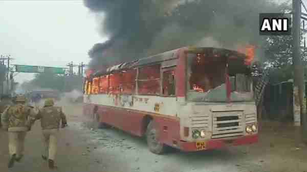 संभल में पथराव, भीड़ ने रोडवेज बस में लगा दी आग