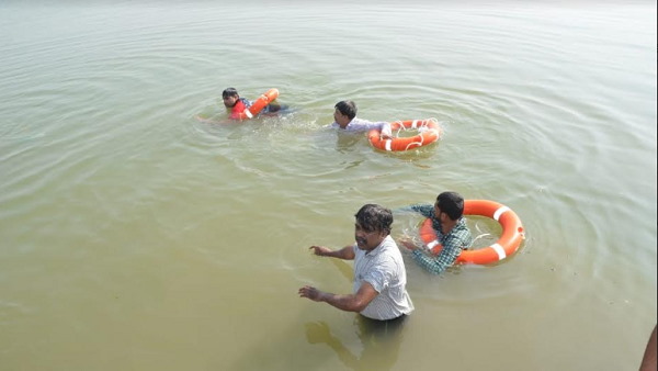 तालाब किनारे खड़ी होकर ले रही थी सेल्फी