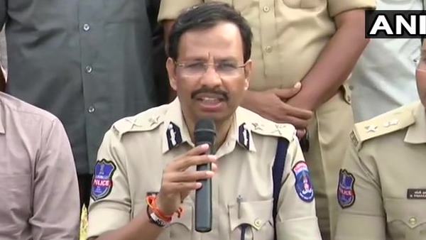 एनकाउंटर में दो पुलिसवाले भी घायल