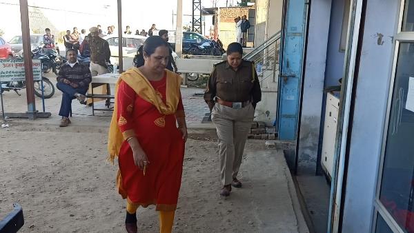 Sikar Reengus Transport inspector mukta Soni held for accepting bribe Sikar Reengus Transport inspector mukta Soni held for accepting bribe