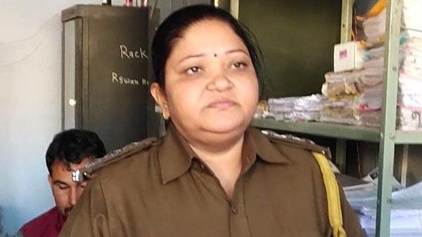 Sikar Reengus Transport inspector mukta Soni held for accepting bribe Sikar Reengus Transport inspector mukta Soni held for accepting bribe