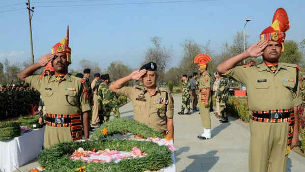 एनकाउंटर के बीच आने वालों पर सख्ती
