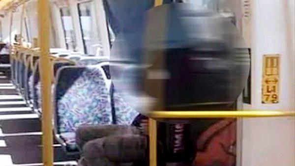 डिब्बे में सबलोग थे मौजूद, कपल करने लगा सबकुछ