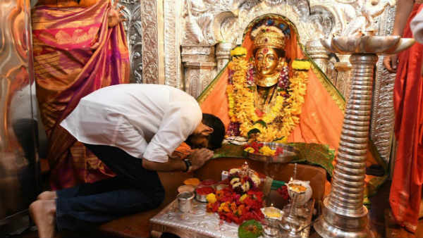 आदित्य ठाकरे परिवार से पहले विधायक बने हैं