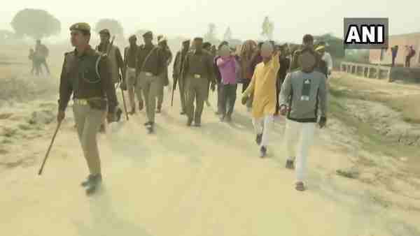 दफनाने के लिए ले जाया गया शव