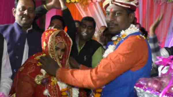bride and groom put each other onion-garlic garland bride and groom put each other onion-garlic garland