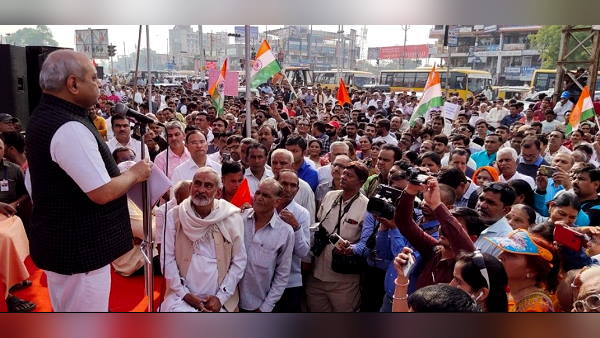 सीएए के समर्थन में सभा, पाकिस्तानियों को बांटे फूल