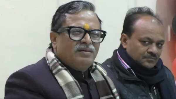 विनीत शारदा ने भी बोला हमला