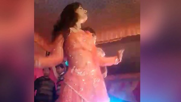 चित्रकूट: शादी में नाचना किया बंद, शख्स ने महिला डांसर को मारी गोली | Woman  dancer Shot In Face When She Stopped Dancing At Wedding in chitrakoot -  Hindi Oneindia