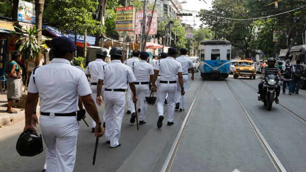 पुलिस को देखते ही भागा ड्राइवर