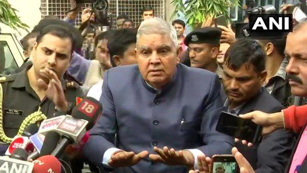 CAA Protest: बंगाल के राज्यपाल धनखड़ को दिखाया गया काला झंडा CAA Protest: बंगाल के राज्यपाल धनखड़ को दिखाया गया काला झंडा