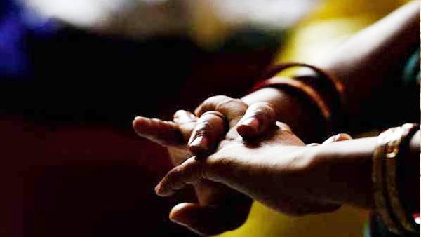 अनजान व्यक्ति को देखा पिता के उपर