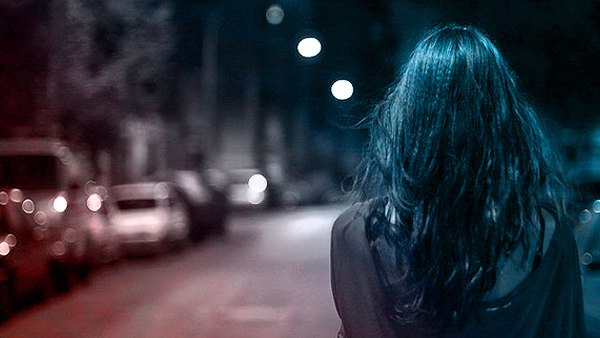 छोटी बहन के साथ जा रही थी युवती, भूल गई रास्ता और...