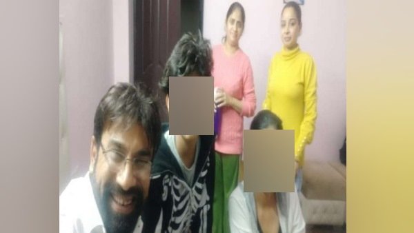 सोसायटी में गार्ड और नौकरानी को बांटे जैकेट और कंबल