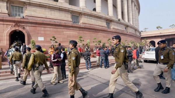 'चारों तरफ से गोलियां चल रही थीं, संसद भवन का गेट बंद था'