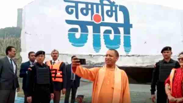 UP CM Yogi Adityanath took the first selfie UP CM Yogi Adityanath took the first selfie