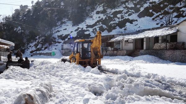 Jammu Kashmir avalanche hit some houses Dasi Baktoor village of Gurez in Bandipora Jammu Kashmir avalanche hit some houses Dasi Baktoor village of Gurez in Bandipora