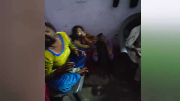 पांच बच्चों के साथ अकेले रहती है महिला