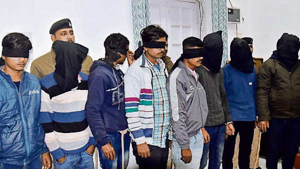 पुलिस ने 6 आरोपियों को पकड़ा