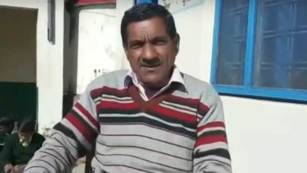 बोर्ड और कागज पर लिखकर छात्रों को पढ़ाते थे