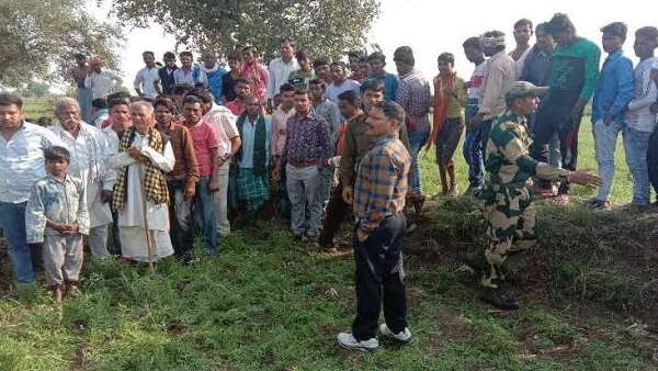 पेड़ काटने का किया विरोध तो कुल्हाड़ी से काट डाला