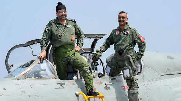एडवांस्ड एफ-16 था विंग कमांडर के सामने
