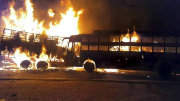 यूपी: कन्नौज में ट्रक से टक्कर के बाद बस में लगी आग, 20 की मौत, मुआवजे का ऐलान यूपी: कन्नौज में ट्रक से टक्कर के बाद बस में लगी आग, 20 की मौत, मुआवजे का ऐलान