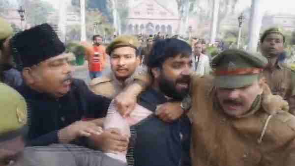 Students raised Go Back slogans against AMU VC Tariq Mansoor Students raised Go Back slogans against AMU VC Tariq Mansoor