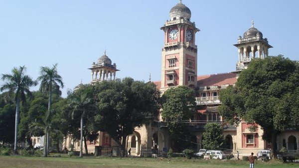 छात्रों ने खोल रखा था वीसी के खिलाफ मोर्चा