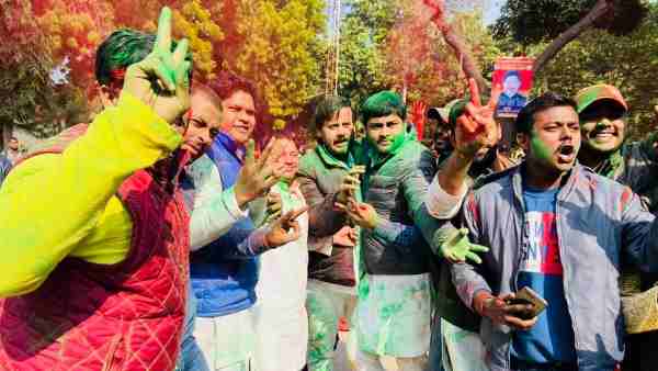 कुलपति के इस्तीफे से इविवि में जश्न
