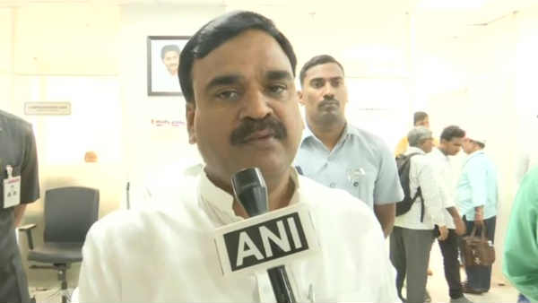 आंध्र प्रदेश: YSRCP विधायक की कार पर हमला, बोले डिप्टी सीएम- किसानों के वेश में TDP के गुंडों की करतूत आंध्र प्रदेश: YSRCP विधायक की कार पर हमला, बोले डिप्टी सीएम- किसानों के वेश में TDP के गुंडों की करतूत