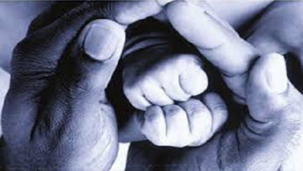 Mother absconded by throwing innocent born 5 hours ago in trash Mother absconded by throwing innocent born 5 hours ago in trash