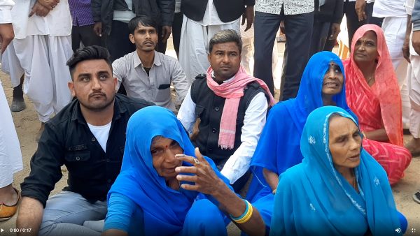 विधायक के सामने रो पड़ा ग्रामीण