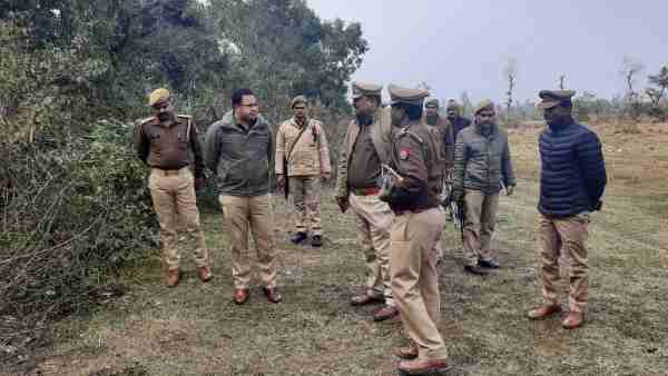 गले में कपड़ा बंधा हुआ था