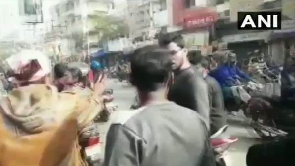 bharat bandh, West Bengal, Trinamool Congress, video, TMC, Students Federation of India, SFI, workers, Burdwan, kolkata, भारत बंद, पश्चिम बंगाल, तृणमूल कांग्रेस, टीएमसी, एसएफआई, कोलकाता, वीडियो bharat bandh, West Bengal, Trinamool Congress, video, TMC, Students Federation of India, SFI, workers, Burdwan, kolkata, भारत बंद, पश्चिम बंगाल, तृणमूल कांग्रेस, टीएमसी, एसएफआई, कोलकाता, वीडियो
