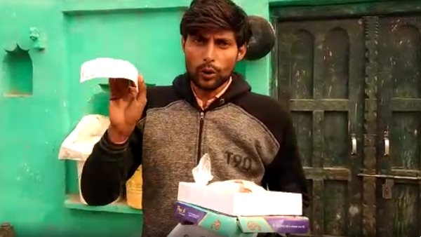 मिठाई के साथ बांटे दो हजार रुपए