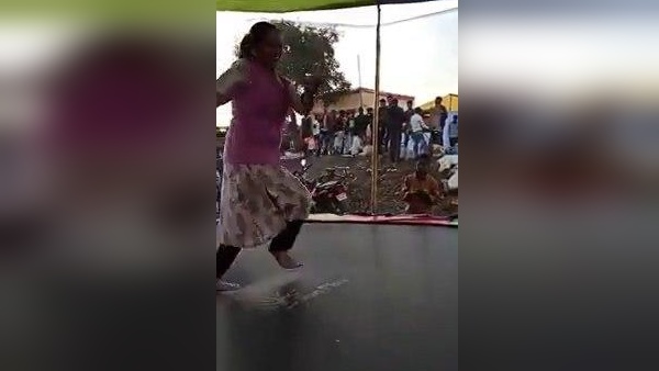 लोगों ने बनाए विधायक के वीडियो