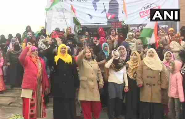 FIR lodged against the daughter of Munawwar Rana for protest against CAA FIR lodged against the daughter of Munawwar Rana for protest against CAA