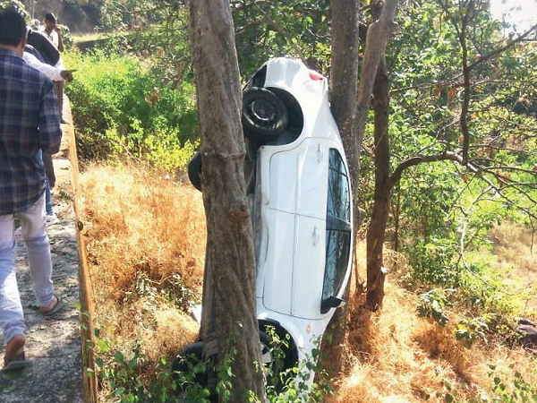 shocking Road Accident in gujarat, A Car parked between two trees shocking Road Accident in gujarat, A Car parked between two trees
